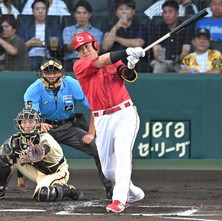 　２回、中前打を放つ末包（撮影・飯室逸平）