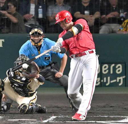 　７回、左前打を放つ末包