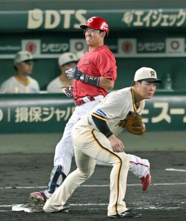 　７回、無死満塁の好機に併殺に倒れた代打野間（撮影・飯室逸平）