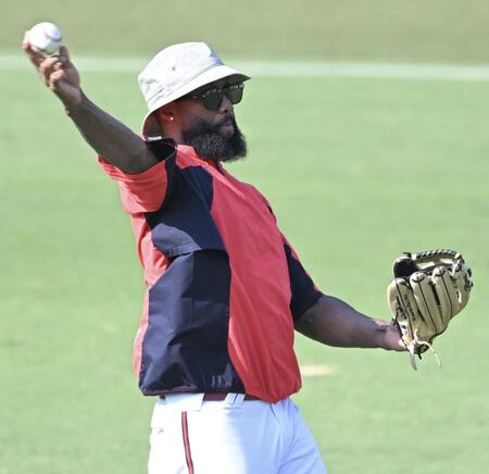 　ハットをかぶり、守備練習するファビアン