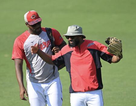 　ハットをかぶってハーン（左）と話すファビアン