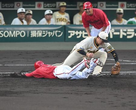 　２回、秋山の遊直で一走の大瀬良は帰塁できず（撮影・飯室逸平）