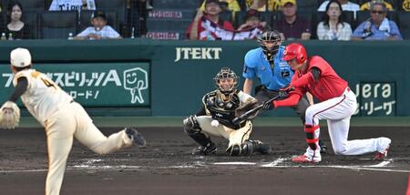 　２回、スリーバントを決め、大山の野選を誘う大瀬良（撮影・飯室逸平）