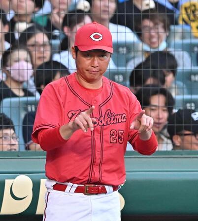 　２回、末包の三塁アウトを巡りリプレー検証を要求する新井監督。判定は一転してセーフになる（撮影・西田忠信）