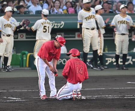 　２回、秋山の遊直で一走の大瀬良は帰塁できず（撮影・飯室逸平）