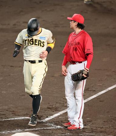 　４回、ワイルドピッチで佐藤輝（左）の生還を許す大瀬良（撮影・立川洋一郎）