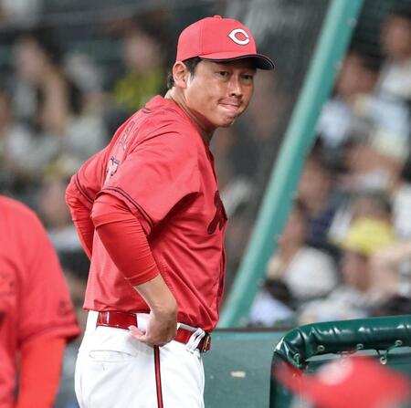 　８回の攻撃を終えて選手交代を告げた新井監督は厳しい表情でベンチに戻る（撮影・北村雅宏）