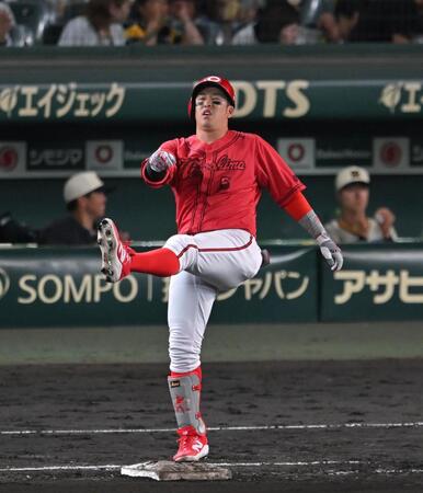 　８回、左飛に倒れ悔しがる小園（撮影・飯室逸平）