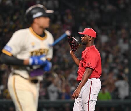 　６回、ヘルナンデス（左）に押し出し四球を与えたハーン（撮影・西田忠信）