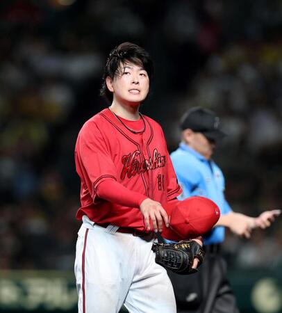 　６回途中、交代を告げられ無念そうにベンチへ戻る大瀬良（撮影・北村雅宏）