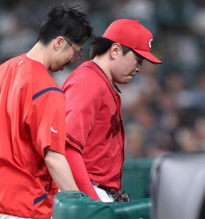 　６回、ケガの手当てのため、ベンチ奥へ向かう大瀬良（撮影・北村雅宏）