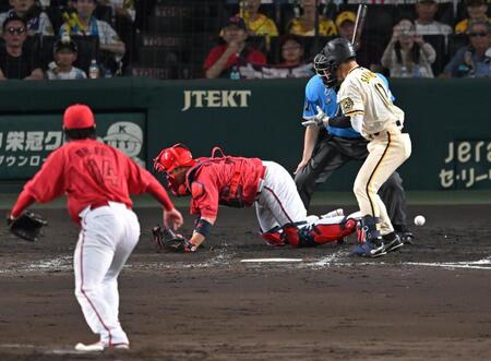 　４回、大瀬良のワイルドピッチで坂倉は捕球できず（撮影・飯室逸平）