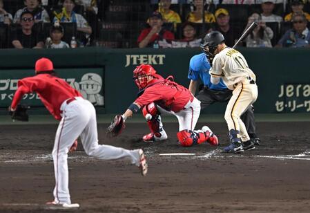 　４回、大瀬良のワイルドピッチで坂倉は捕球できず（撮影・飯室逸平）