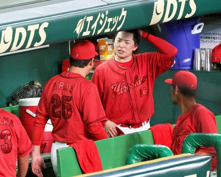 　６回、アクシデントで緊急降板し、ベンチで新井監督（２５）と話をする大瀬良（撮影・立川洋一郎）