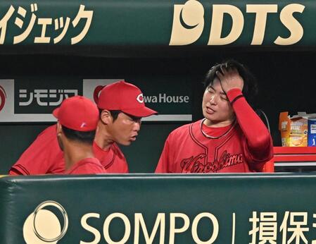 　６回、降板し新井監督（左）と言葉を交わす大瀬良（撮影・西田忠信）