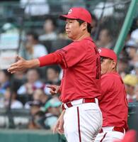 　２回、末包の三塁アウト判定に対してリクエストする新井監督（撮影・北村雅宏）