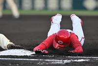 　２回、秋山の打球で飛び出した大瀬良は帰塁できず併殺になる（撮影・西田忠信）