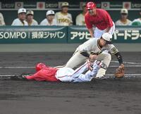 　２回、秋山の遊直で一走の大瀬良は帰塁できず（撮影・飯室逸平）