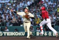 　２回、大山は大瀬良のバントを処理し、三塁へ送球するも野選となる（撮影・北村雅宏）