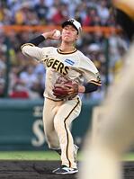 　２回、秋山の打球を捕球後、一塁へ送球し併殺にする小幡（撮影・西田忠信）