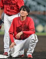 　２回、秋山の遊直で帰塁できず併殺になり悔しがる大瀬良（撮影・西田忠信）