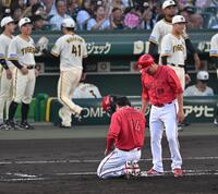 　２回、秋山の遊直で一走の大瀬良は帰塁できず（撮影・飯室逸平）