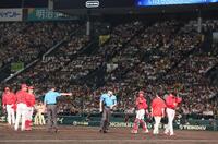 　６回、交代を告げられベンチへ戻る大瀬良（右端）＝撮影・北村雅宏