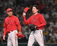 　６回、降板する大瀬良（右）＝撮影・西田忠信