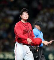　６回途中、交代を告げられ無念そうにベンチへ戻る大瀬良（撮影・北村雅宏）