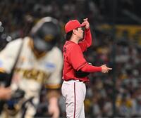 　６回、中野（手前）に四球を与えた大瀬良（撮影・西田忠信）