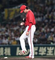 　４回、暴投の間に先制点を許し、マウンドをならす大瀬良（撮影・北村雅宏）