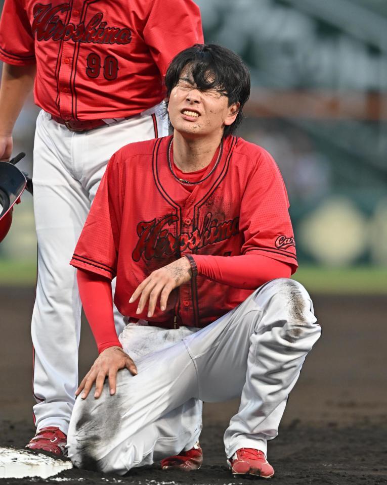 　２回、秋山の遊直で帰塁できず併殺になり悔しがる大瀬良（撮影・西田忠信）