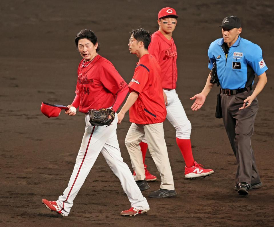 　６回、手当を受けた後、再びマウンドに上がるも降板を余儀なくされ、阪神ベンチへ声を掛けてベンチへ引き揚げる大瀬良（左端）＝撮影・立川洋一郎