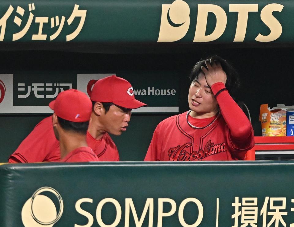 　６回、降板し新井監督（左）と言葉を交わす大瀬良（撮影・西田忠信）