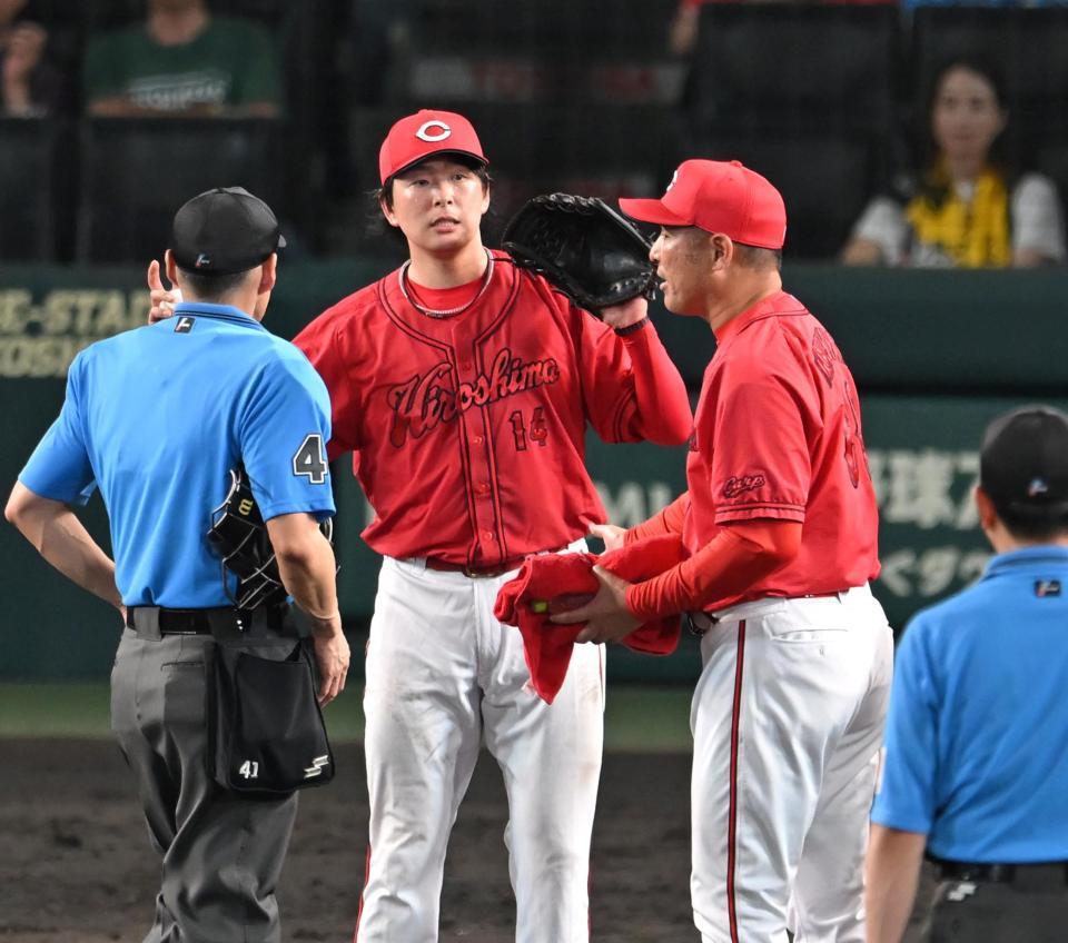 　６回、治療後に投球練習するも改善されず、そのまま降板する大瀬良（撮影・飯室逸平）