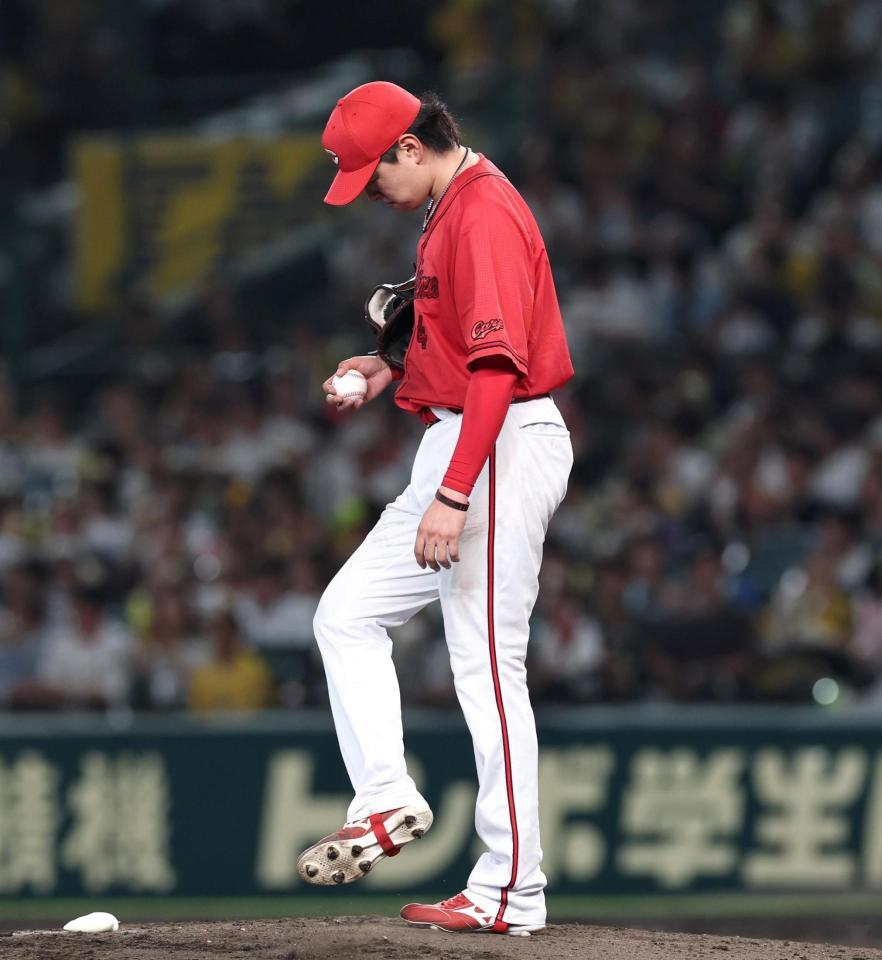 　４回、暴投の間に先制点を許し、マウンドをならす大瀬良（撮影・北村雅宏）