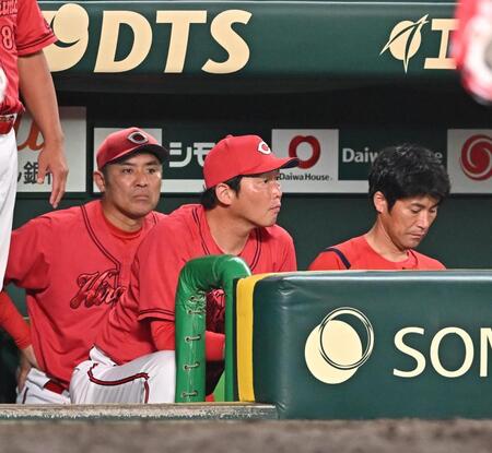 　阪神に敗れ、グラウンドを見つめる新井監督（中央）＝撮影・西田忠信