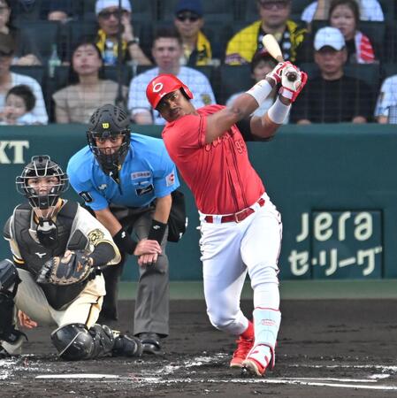　１回、中前タイムリーを放つモンテロ（撮影・飯室逸平）