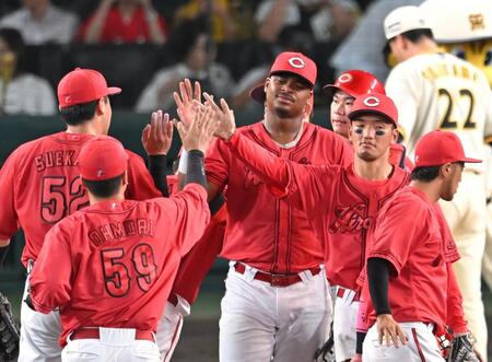 　勝利を喜ぶカープナイン（撮影・飯室逸平）
