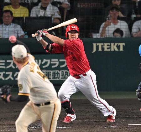 　５回、２点二塁打を放つ森。投手・ネルソン（撮影・飯室逸平）