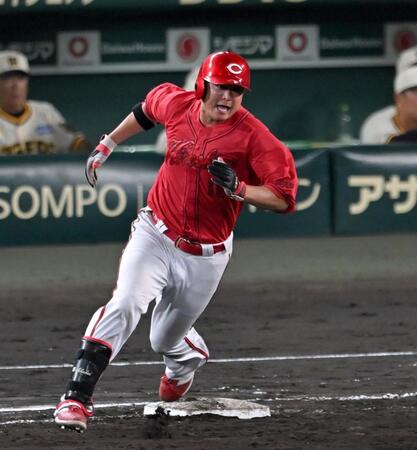 　５回、２点二塁打を放ち激走する森（撮影・飯室逸平）