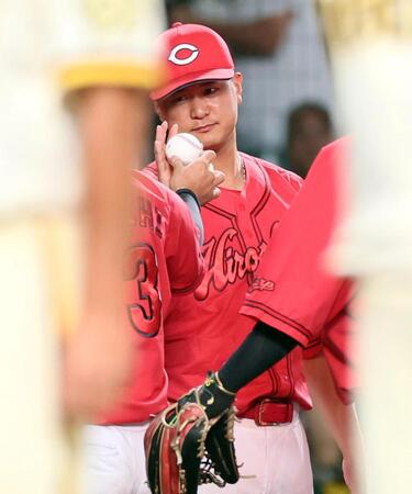 　菊池からウイニングボールを受け取る森（撮影・立川洋一郎）