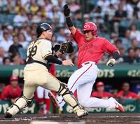 　１回、モンテロの適時打で生還する末包（撮影・立川洋一郎）