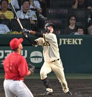 　３回、二塁打を放つ中野（撮影・飯室逸平）