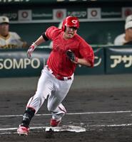 　５回、２点二塁打を放ち激走する森（撮影・飯室逸平）