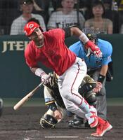 　５回、左前打を放つモンテロ（撮影・飯室逸平）