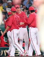 　勝利投手となった森（１６）とタッチを交わす新井監督（撮影・立川洋一郎）