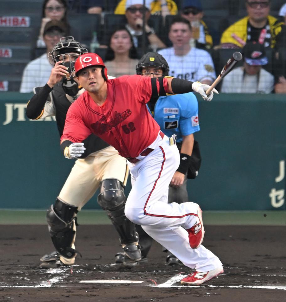 　１回、先制の２点タイムリーを放つ末包（撮影・飯室逸平）