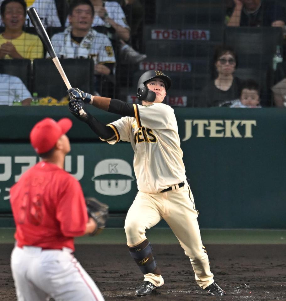 　３回、二塁打を放つ中野（撮影・飯室逸平）