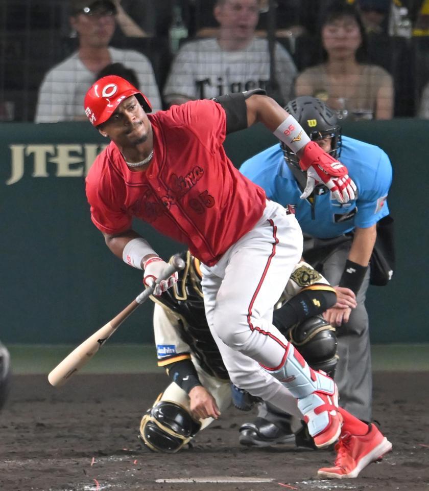 　５回、左前打を放つモンテロ（撮影・飯室逸平）